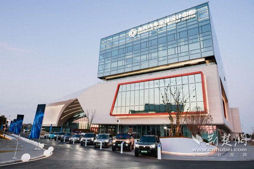 东风汽车“梦想汽车之夜2025”盛大开幕，梦想汇